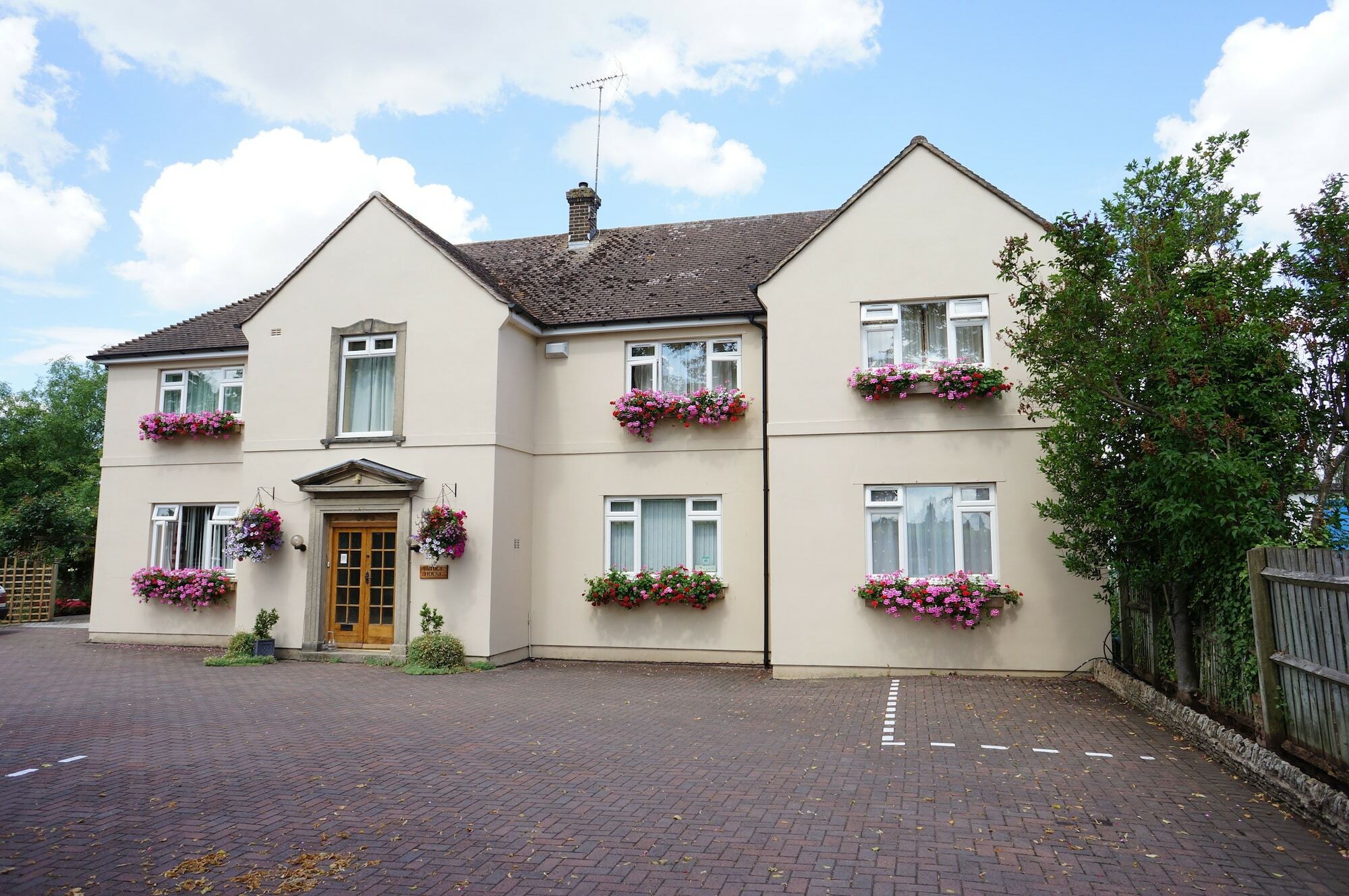 Bridge House B&B Cheltenham Exterior photo
